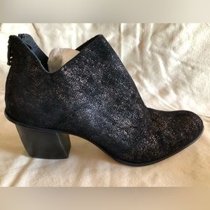Price Drop‼️CYDWOQ New No Tags. Heeled Bootie.Made in USA. Black/ Gold Dust.